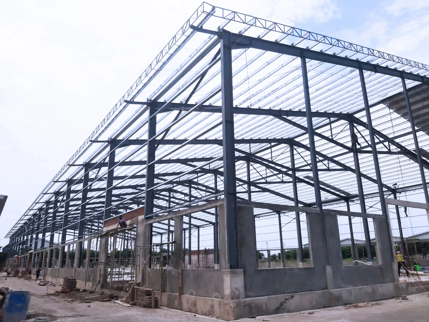 Struktur baja proyek Gudang Kingda KIW dalam tahap konstruksi